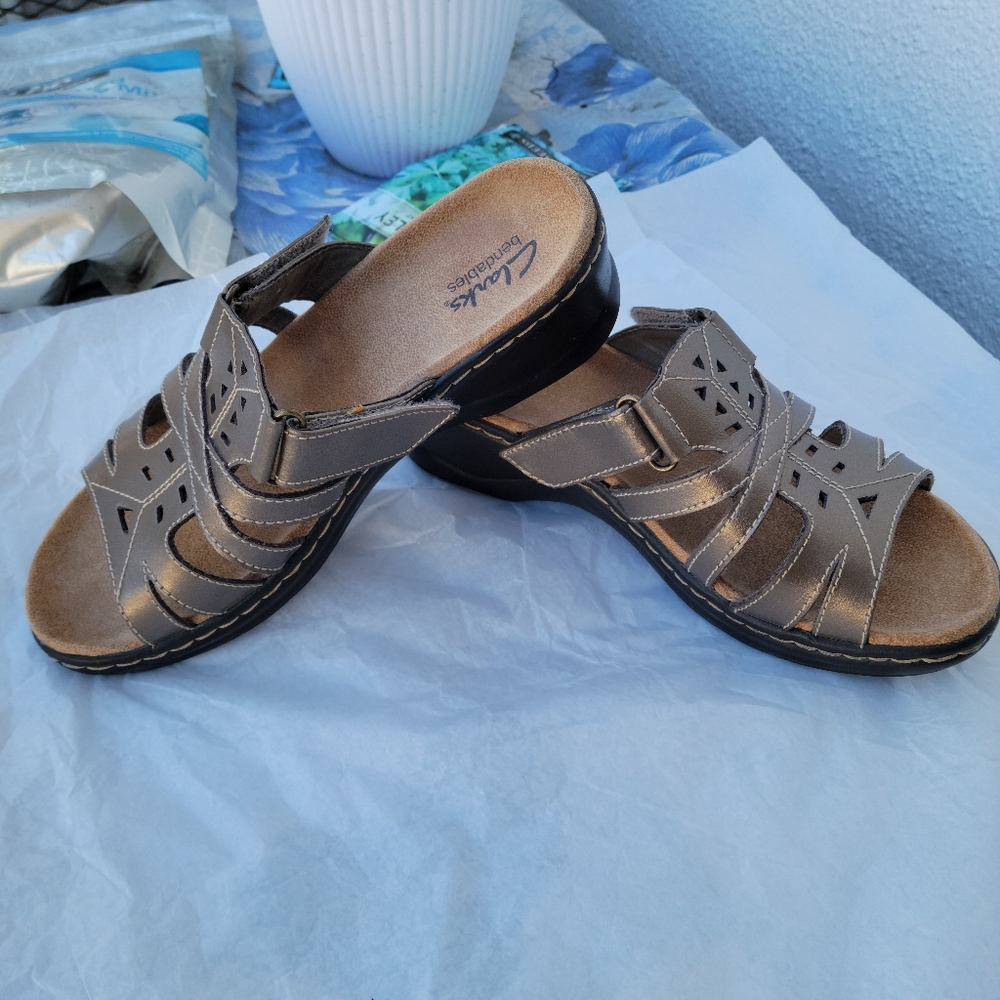 Sandals Clarks size 6 dark brown